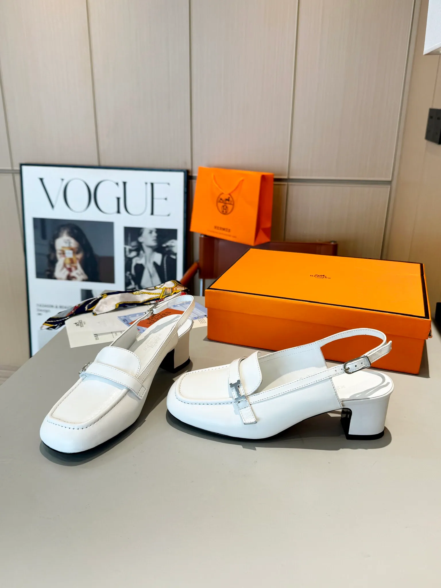 👟👟Ex-factory price 520👟👟 Hermes Groupie square-toe H-buckle mules, half-drag high heels and flat heels; the foot feel at the counter is invincible, groupie Mule shoes are made of h-buckle canvas and calfskin with mini silver Paris shoe buckles and contrasting piping. They are super beautiful in real life. Upper: imported original calfskin/original molded fabric. Lining: sheepskin. Outsole: Italian genuine leather outsole. Original packaging. Heel height: 5cm and 2 types of flat heel. Size: 35-41 (customized in size 42). Color: 6 colors.